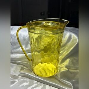 Tupperware Ice Prism Beverage Pitcher 2L / 2qt Prisms Acrylic Yellow New